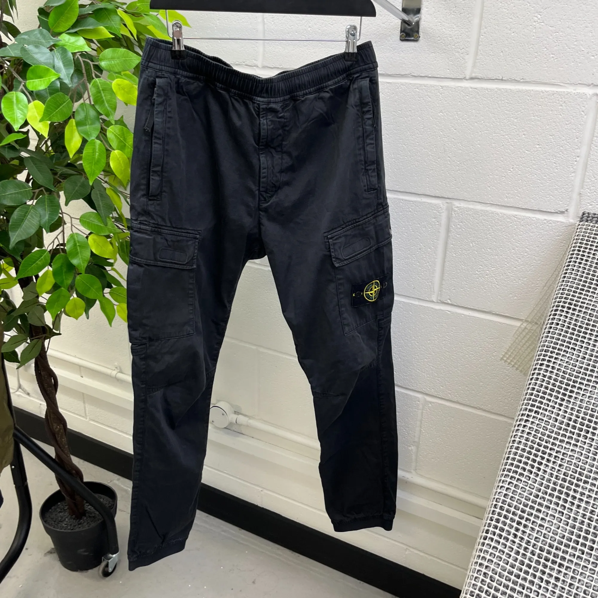 Men's Applique Logo Cargos Black Size Waist 34"