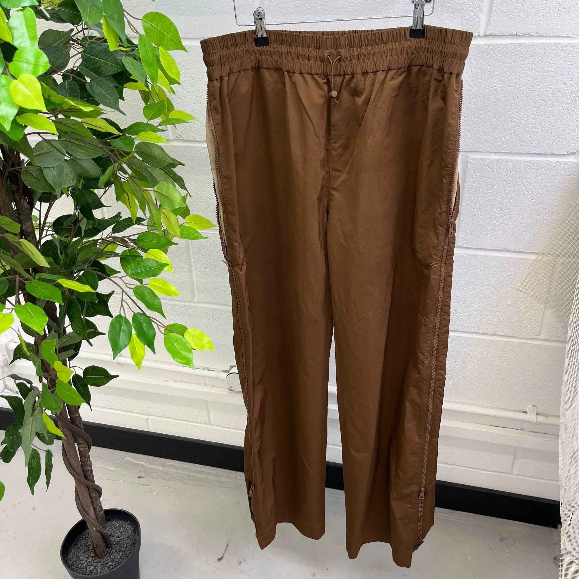 Men's Tech Shell Cargos Brown Size XL